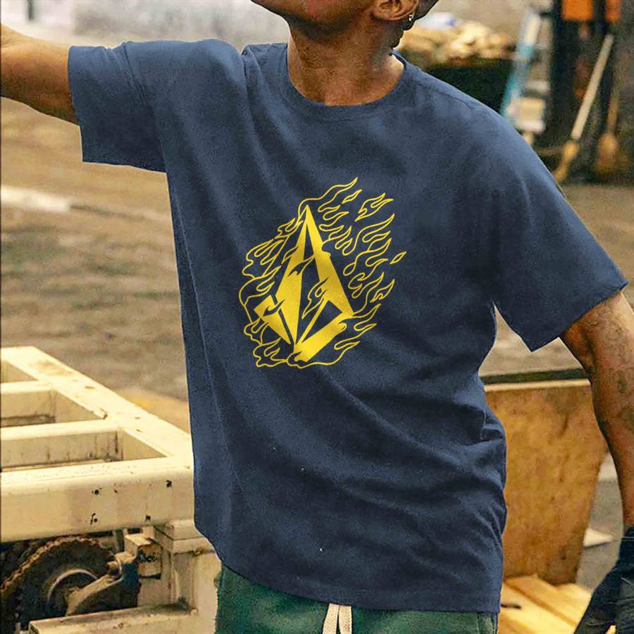 Camiseta Masculina De Algodão Vintage Volcom Gráfico Manga Curta Ao Ar Livre Casual Verão Tops Diários Preto
Camiseta Masculina De Algodão Vintage Volcom Gráfico Manga Curta Ao Ar Livre Casual Verão Tops Diários Preto