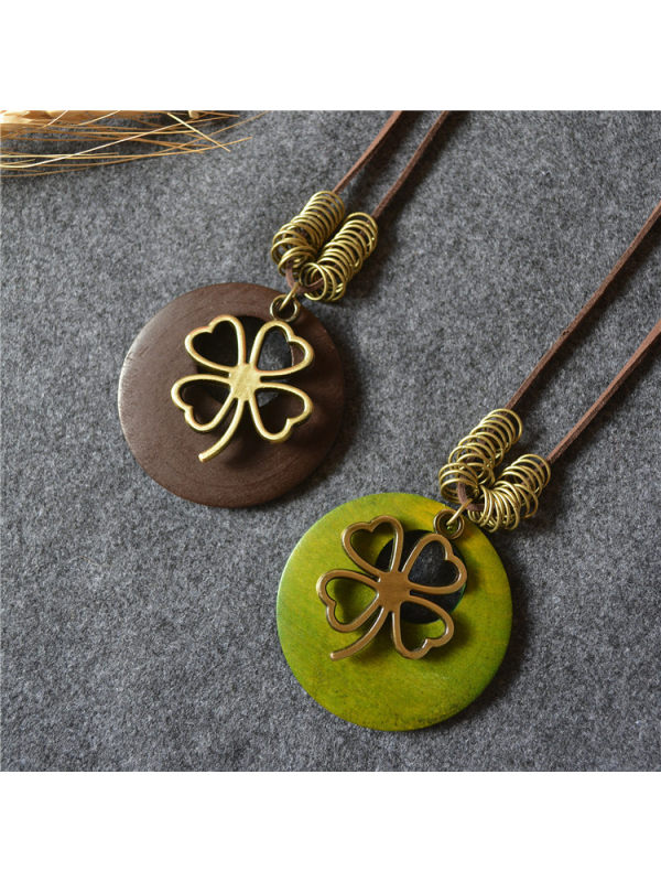 Simple wood chip circle four-leaf clover pendant necklace