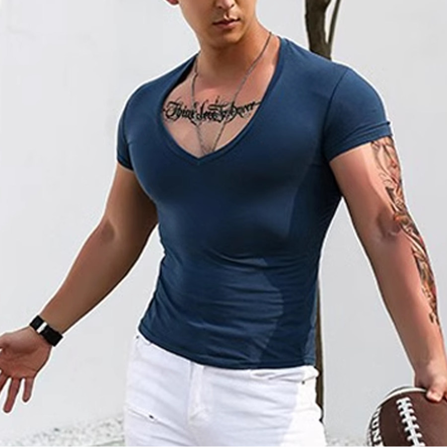 

Мужская приталенная однотонная футболка с V-образным вырезом и мышцами