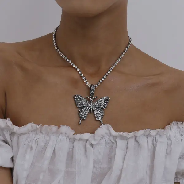 Exaggerated rhinestone butterfly necklace - Leanarea.chimpone.com 