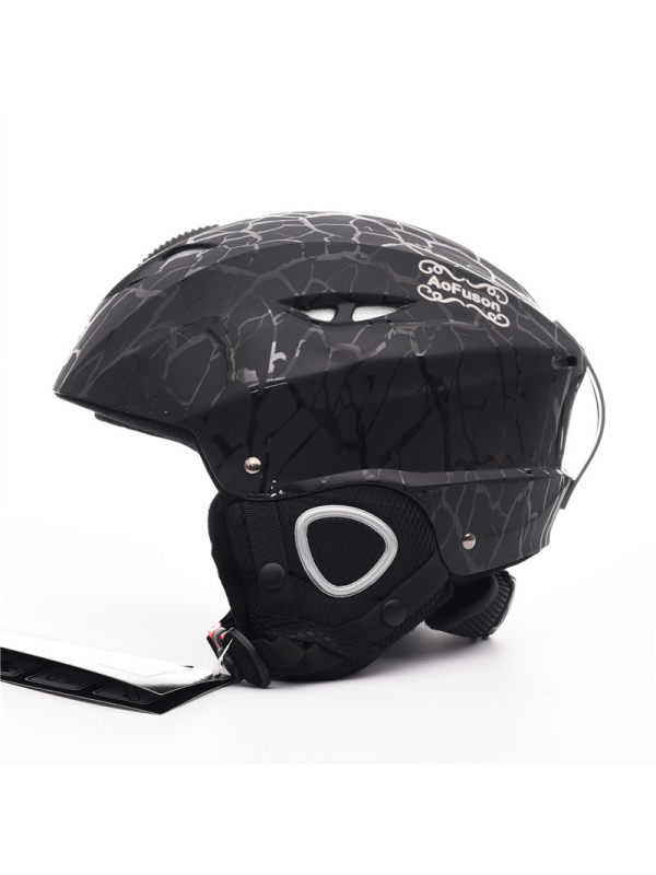 Adjustable size of ski helmet