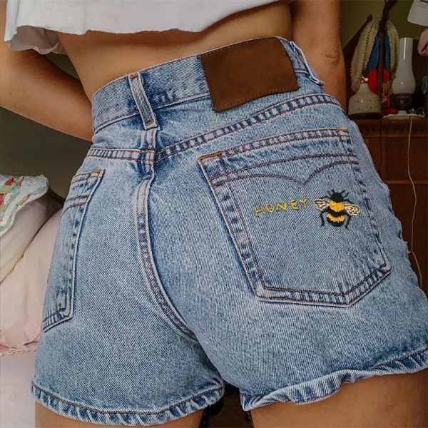 Casual Bee Embroidered Denim Shorts - Leanarea.chimpone.com 