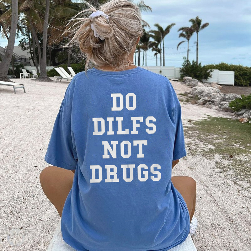 DO DILFS NOT DRUGS Printed Casual Tee