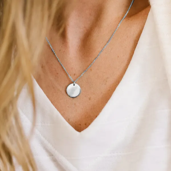 Simple white with round pendant necklace - Leanarea.chimpone.com 