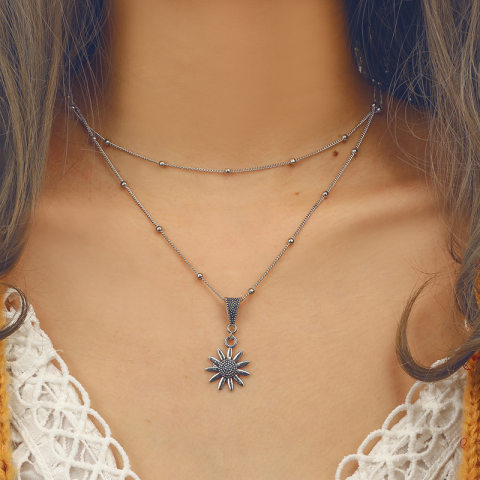 Fashionable geometric multilayer daisy necklace