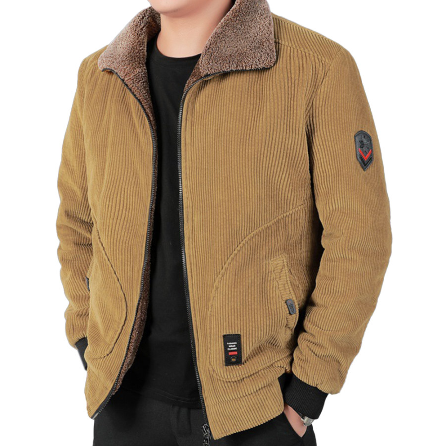 

Мужская куртка из теплого вельветового пальто на открытом воздухе из флиса
