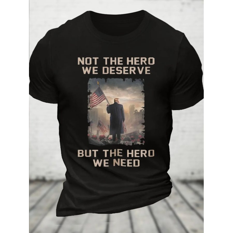 

Nicht Der Held Den Wir Verdienen Sondern Der Held Den Wir Brauchen – Lässiges Kurzarm-T-Shirt Für Herren