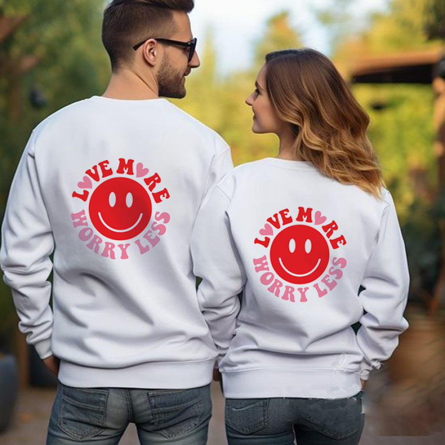 

Übergroßes Paar-Sweatshirt Mit Der Aufschrift „Worry Less More Love“.