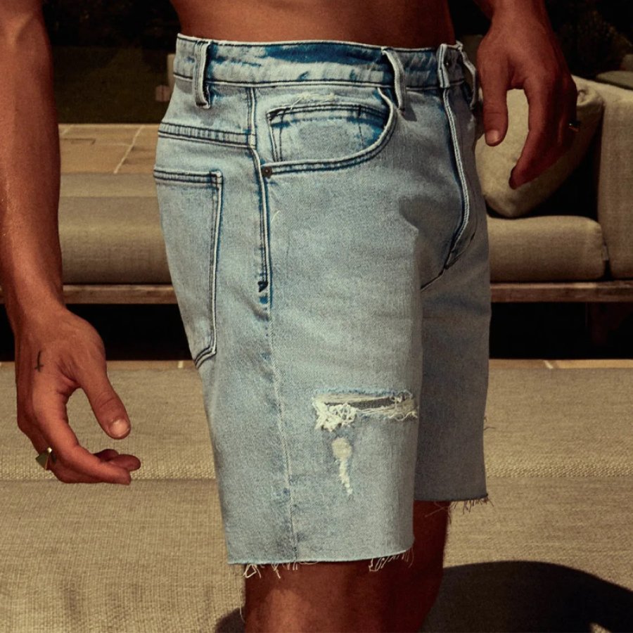 

Мужские укороченные джинсовые шорты с рваными краями в стиле ретро.