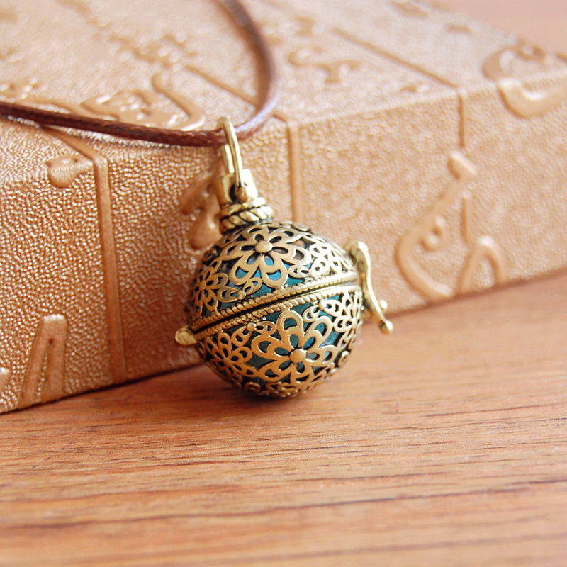 Retro Hollow Floral Sachet Ball Can Open Aromatherapy Scented Pill Necklace Long
