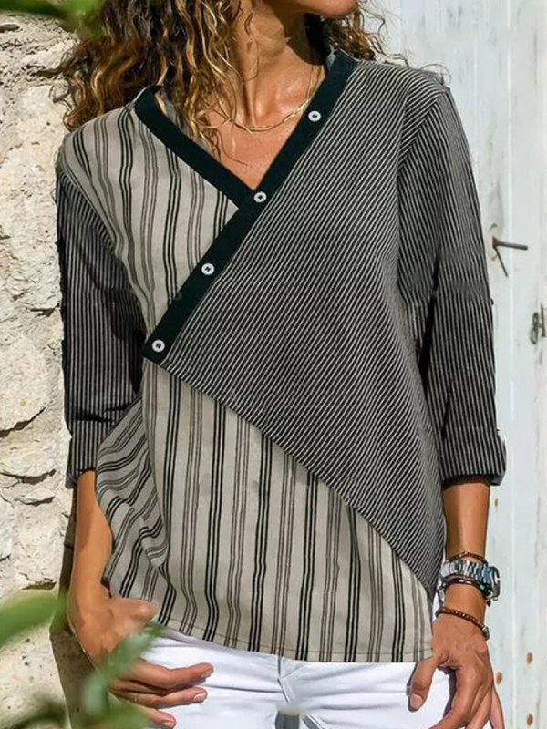 

Decorative buckle sewn long sleeved V-neck t-shirt